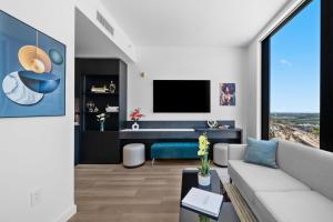 E11EVEN Deluxe Suite with Rooftop Pool & City Views