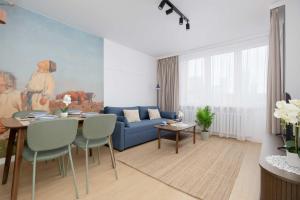 Unique Two Bedroom Apartment in Warsaw by Noclegi Renters
