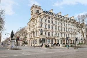 Grand Living Opposite Kensington Gardens
