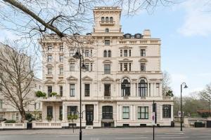 Grand Living Opposite Kensington Gardens