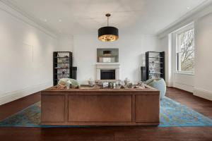 Grand Living Opposite Kensington Gardens