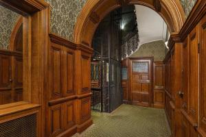 Grand Living Opposite Kensington Gardens