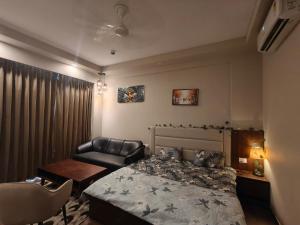 Stay at Sunflower Suite Omaxe india tradecentre, Alpha 2 near Parichowk , expomart, Noida international airport,Greater Noida