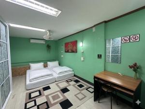 J Cafe & Hostel