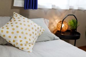 GS102 Ground Floor Open Plan Home Double Bed Private Kitchen and Bath Sleeps 2
