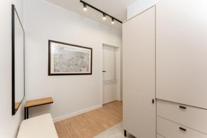 Portowa Riverside Apartment by BookingHost