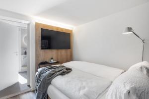Ascona Lodge, Pool & Garden Retreat