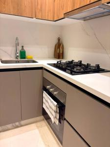 New 2026 apartment 10 mins walk from Mall & Beach - Families Only