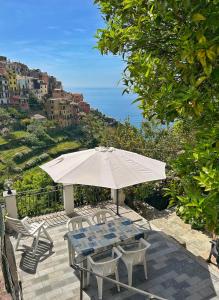 Sea-View Garden Apartment, Central and Peaceful