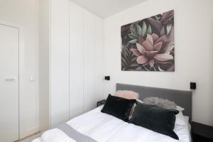 2-Bedroom Modern Apartment on Domaniewska Street | Mokotów | Warsaw