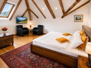 Queens Crown Manor