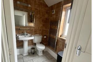 4 Bedroom House Sleeps 8 - Private Garden