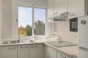 Apartamento con jardín y piscina