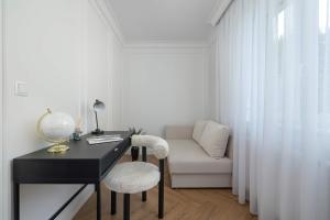 Klimatyzowany Apartament z Ogródkiem 2 Sypialniami i Miejscem do Pracy by Renters Prestige