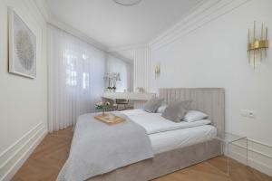 Klimatyzowany Apartament z Ogródkiem 2 Sypialniami i Miejscem do Pracy by Renters Prestige