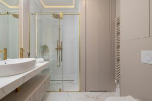 Klimatyzowany Apartament z Ogródkiem 2 Sypialniami i Miejscem do Pracy by Renters Prestige