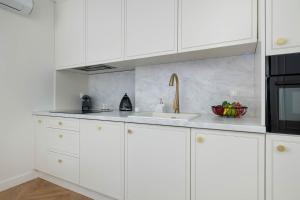 Klimatyzowany Apartament z Ogródkiem 2 Sypialniami i Miejscem do Pracy by Renters Prestige