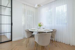 Klimatyzowany Apartament z Ogródkiem 2 Sypialniami i Miejscem do Pracy by Renters Prestige