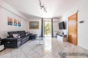 Spacious Apartment close to the Beach-Isola Summer