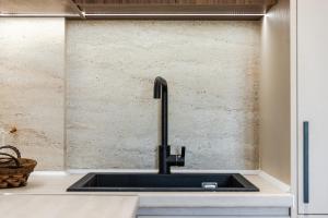 Metropolitan Living 1BR Balcony Apartment by PikHost