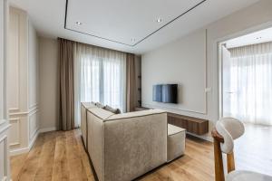 Metropolitan Living 1BR Balcony Apartment by PikHost