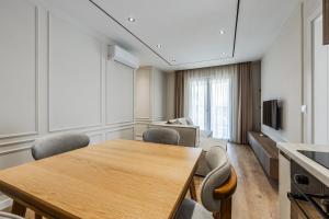 Metropolitan Living 1BR Balcony Apartment by PikHost