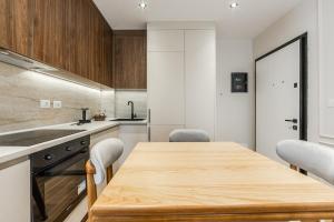 Metropolitan Living 1BR Balcony Apartment by PikHost