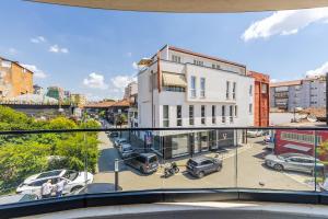 Metropolitan Living 1BR Balcony Apartment by PikHost
