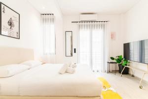 Jess Modern Studio with Balcony & Close to Monastiraki and Gazi