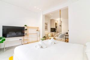 Jess Modern Studio with Balcony & Close to Monastiraki and Gazi