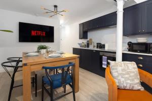 Flatzy City Centre Retreat Sleeps 8 2 baths