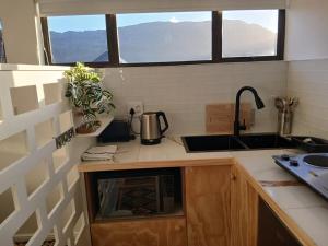 Treasure Trove - Stylish Mountain View Loft near Fish Hoek Beach