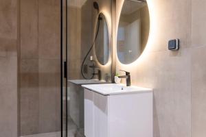 Julies Studio with Balcony & Close to Monastiraki