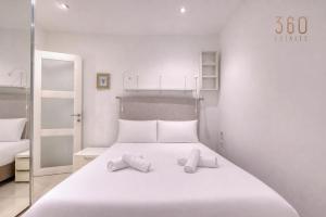 Stylish 2 Bedroom Apartment with Balcony Steps to Sliema Seafront