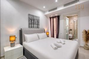 Stylish 2 Bedroom Apartment with Balcony Steps to Sliema Seafront