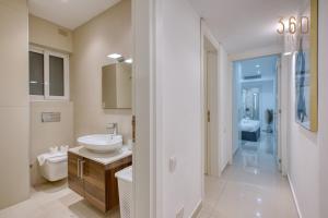 Stylish 2 Bedroom Apartment with Balcony Steps to Sliema Seafront