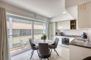 Stylish 2 Bedroom Apartment with Balcony Steps to Sliema Seafront