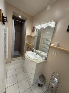 Appartement climatisé 4 personnes, terrasse, parking privatif et à 300 M du centre ville