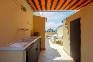 Itadhome - Coral Beachside with pool and private parking