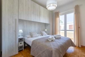 Itadhome - Coral Beachside with pool and private parking