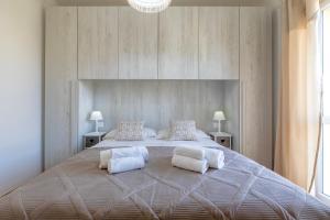 Itadhome - Coral Beachside with pool and private parking