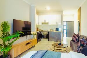Urban Sage - Modern Studio in Sarona City, Gaborone - Free Parking,Pool & WIFI