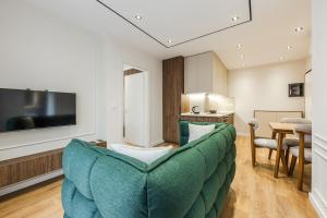 Metropolitan Living 1BR City Apartment by PikHost