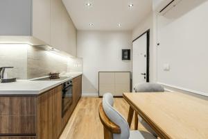 Metropolitan Living 1BR City Apartment by PikHost