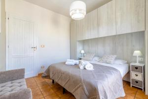 Itadhome - Coral Beachside with pool and private parking