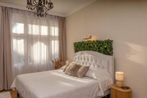 2BDR Balcony Apartment with Optional Garage near Parliament