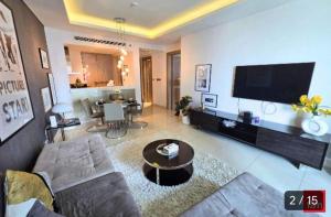 Stay Royal Holiday Homes - DAMAC Towers by Paramount, Business Bay - Near Burj Khalifa & Dubai Mall - 18th Floor Pool View - Dubai