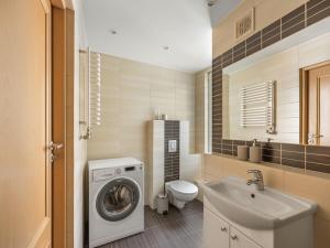 Eudora - 3BR Apartment for 8 - Old Town