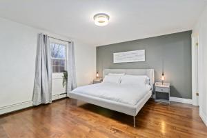 Cozy Bedford Cottage 1 Min to Greenfoot Energy Ctr