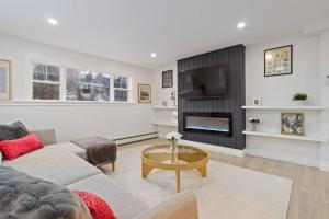 Cozy Bedford Cottage 1 Min to Greenfoot Energy Ctr